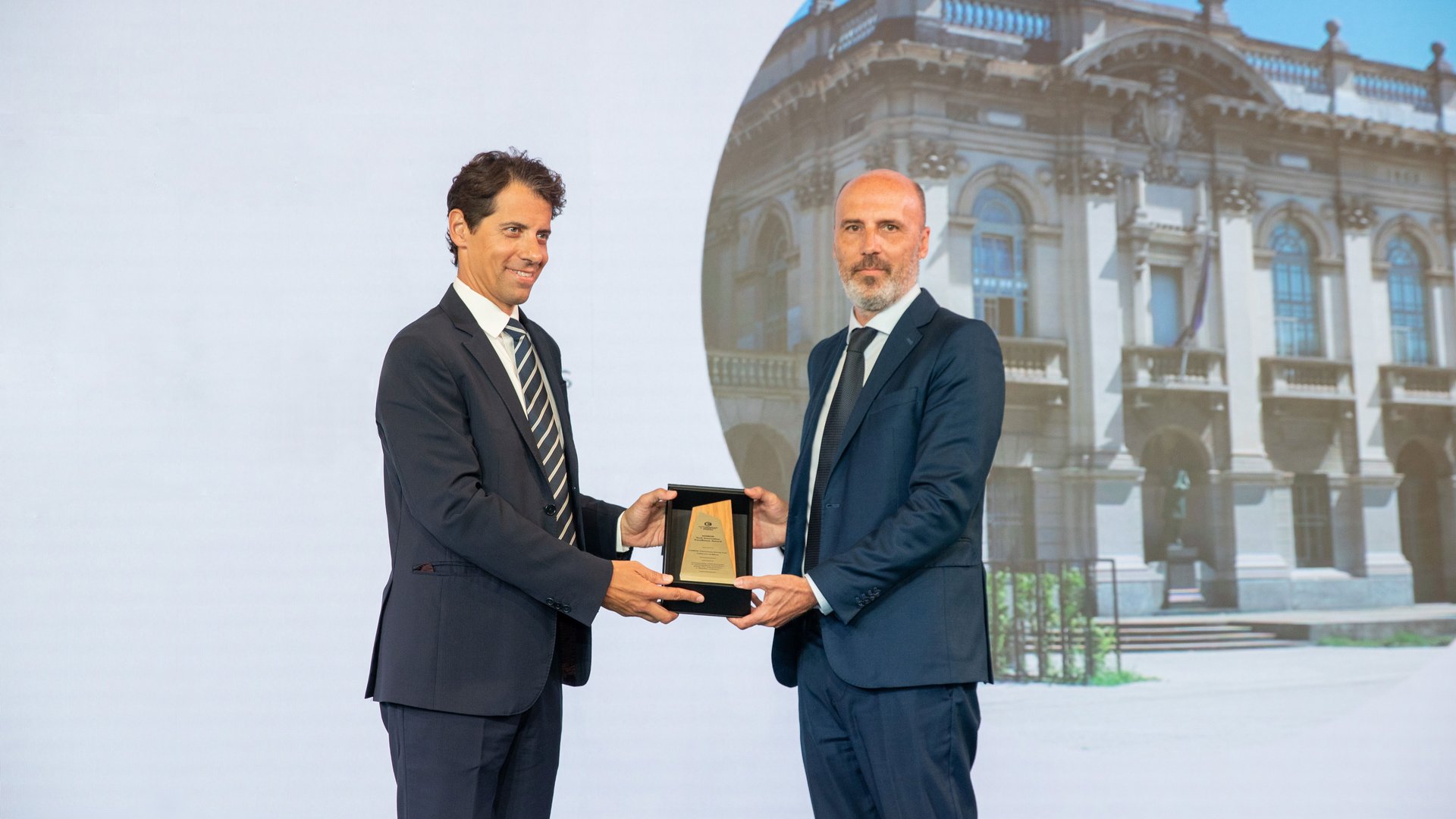 Sergio Savaresi receives the award