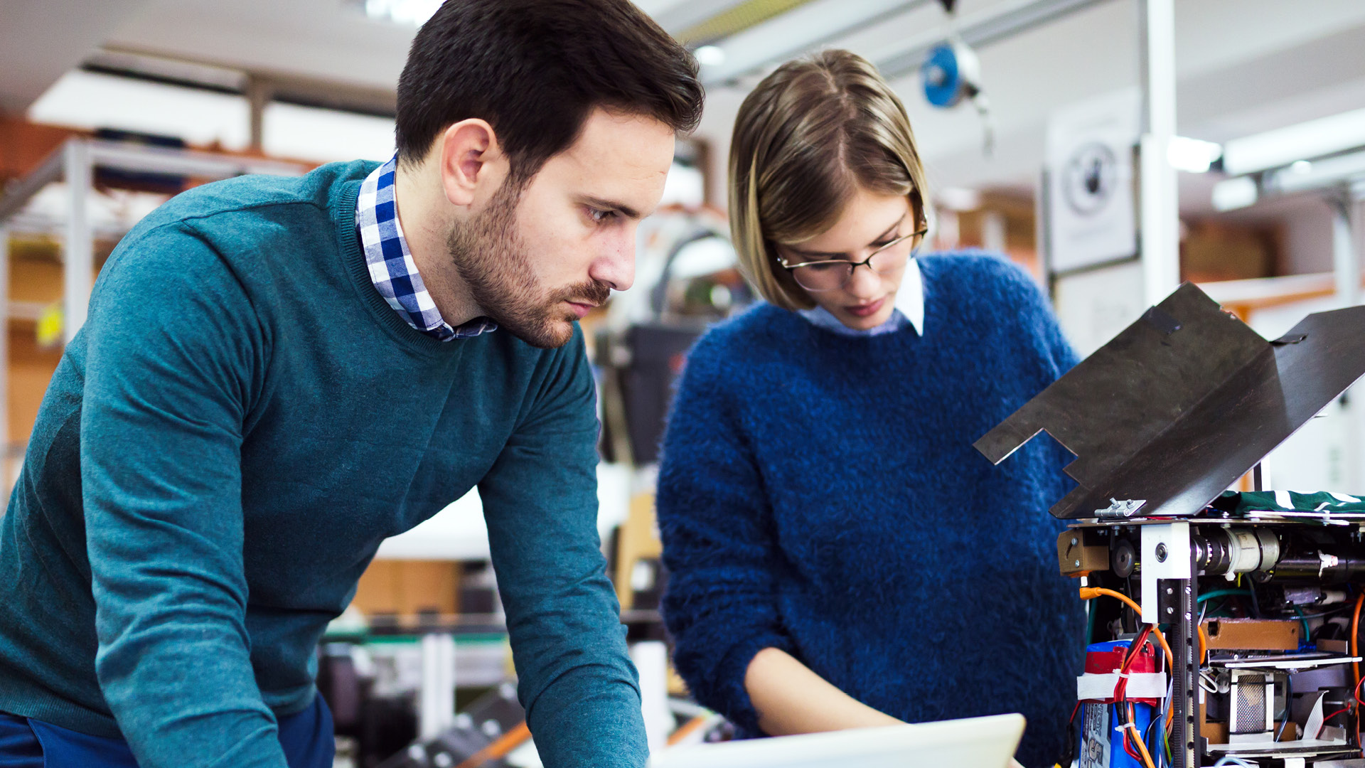 [Translate to English:] Due persone al lavoro